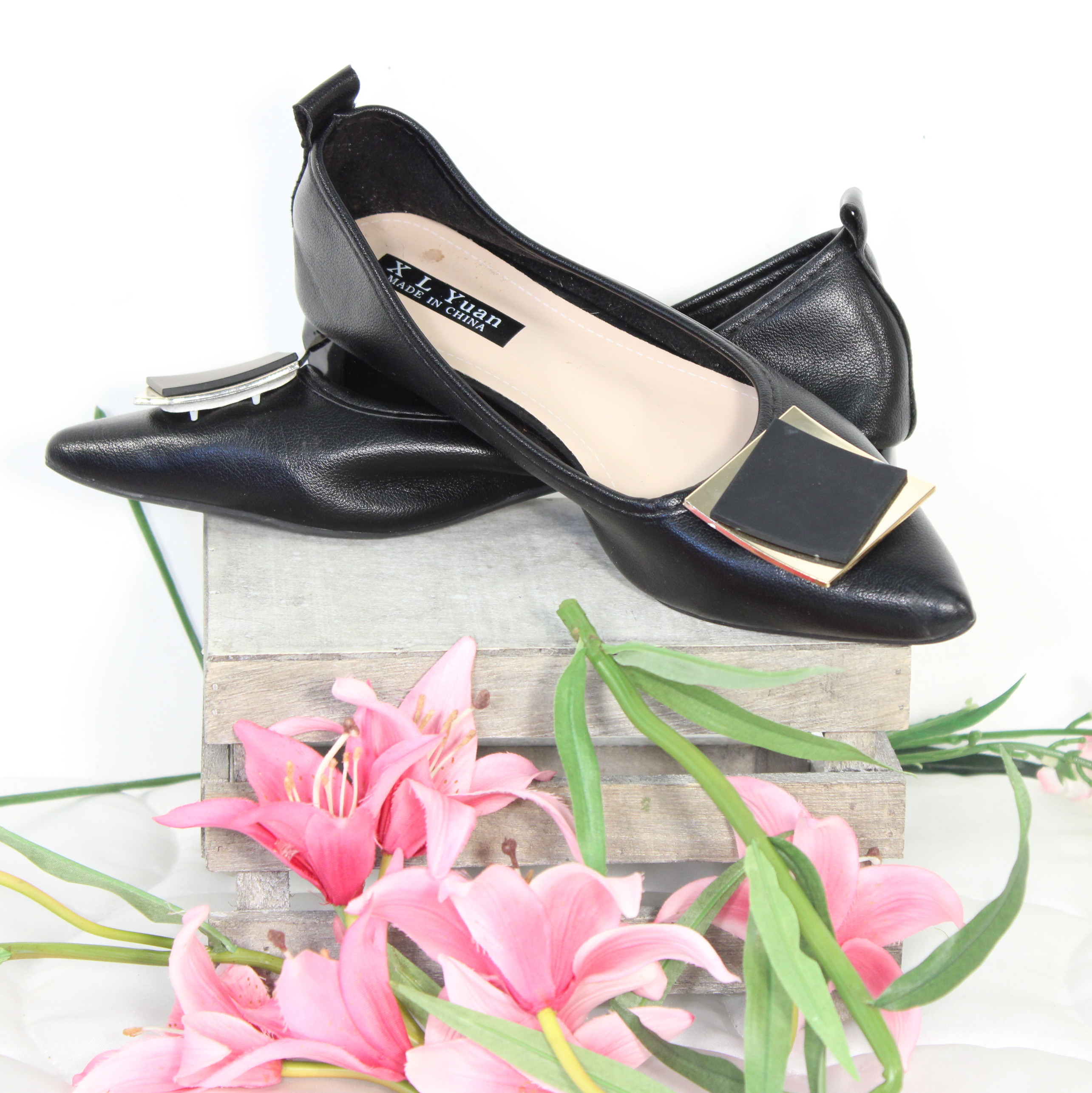 Acheter Chaussure à talon plat Noir X L YUAN Pointure Estimée 38 Bon état - 10,00 € Chaussure à talon plat Noir X L YUAN Pointure Estimée 38 Bon état - reconditionné disponible sur Label Emmaüs